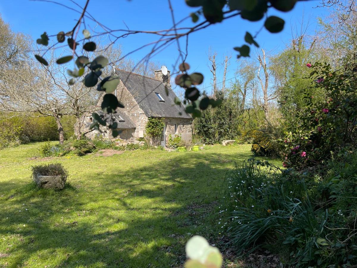 An Ti Bihan, Gite Breton A La Campagne Tonquédec Exterior photo